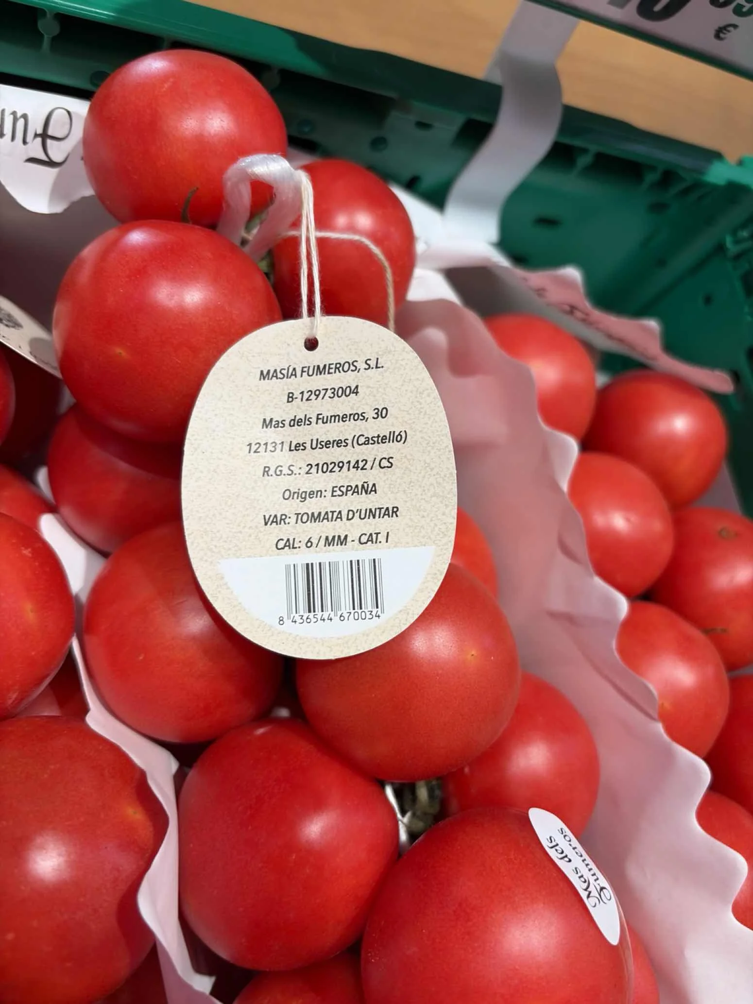 Round tomatoes with a producer traceability label
